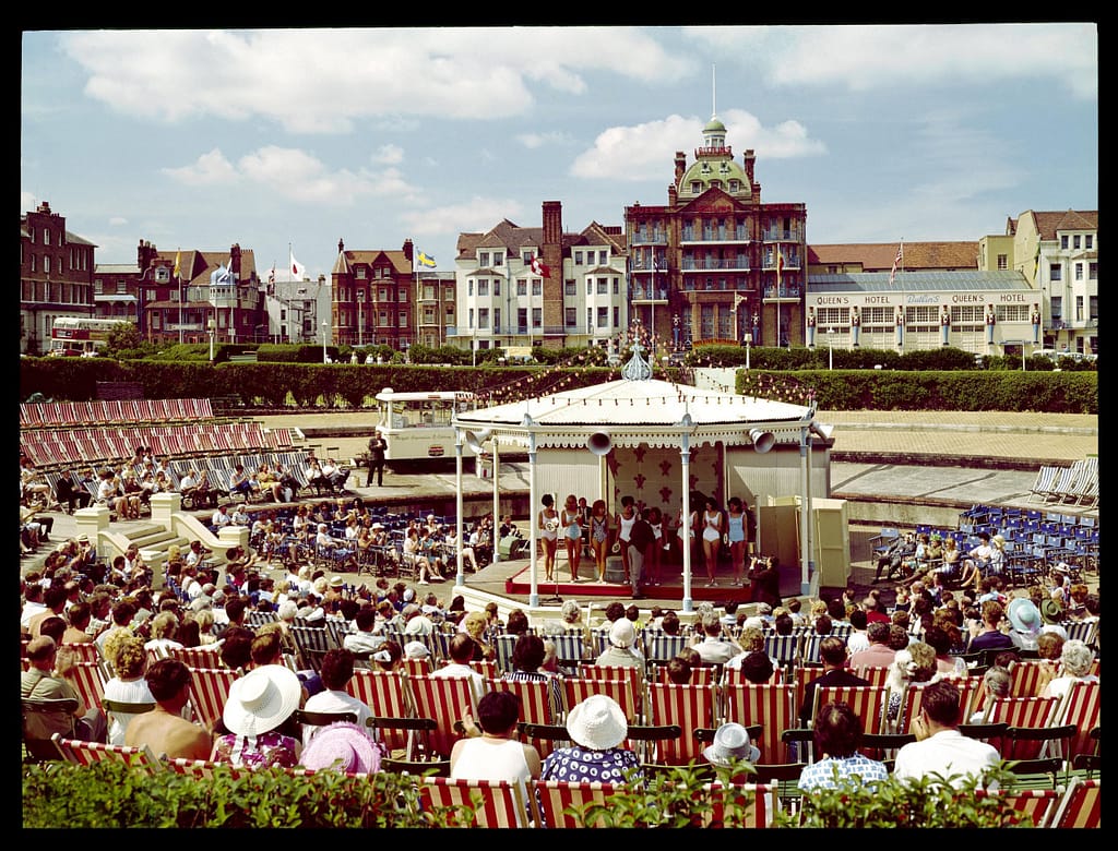 The Oval, Cliftonville by Elmar Ludwig